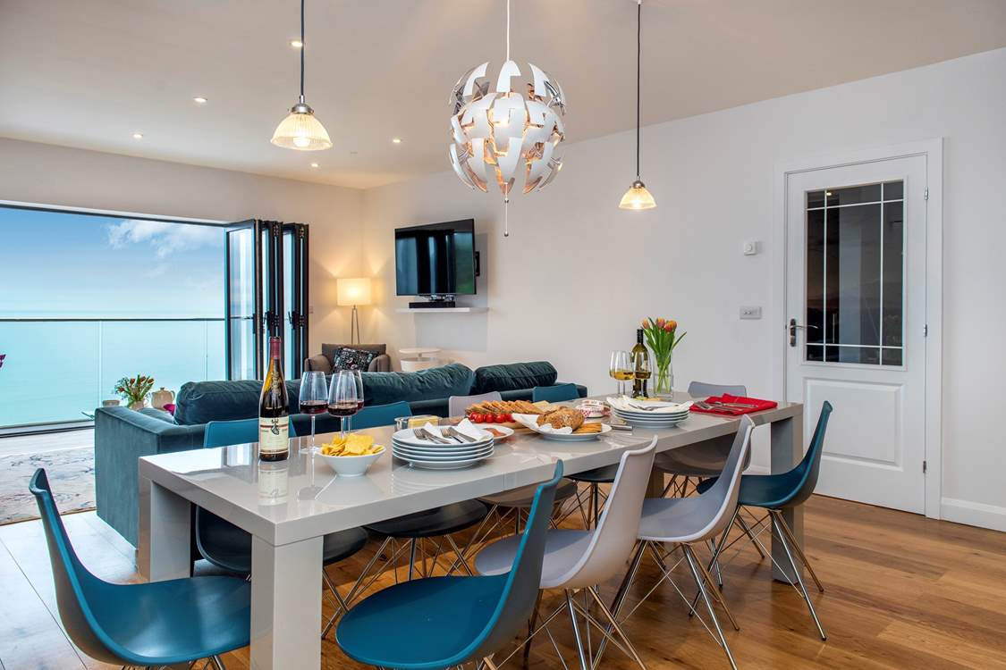 Enjoy sociable mealtimes at Sandpiper