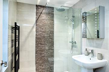 The en suite shower-room.