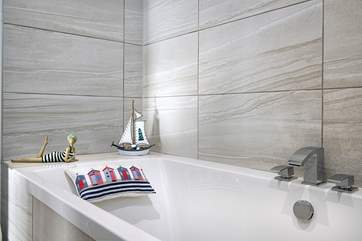Complete with bath cushions so you can really enjoy a leisurely holiday soak.
