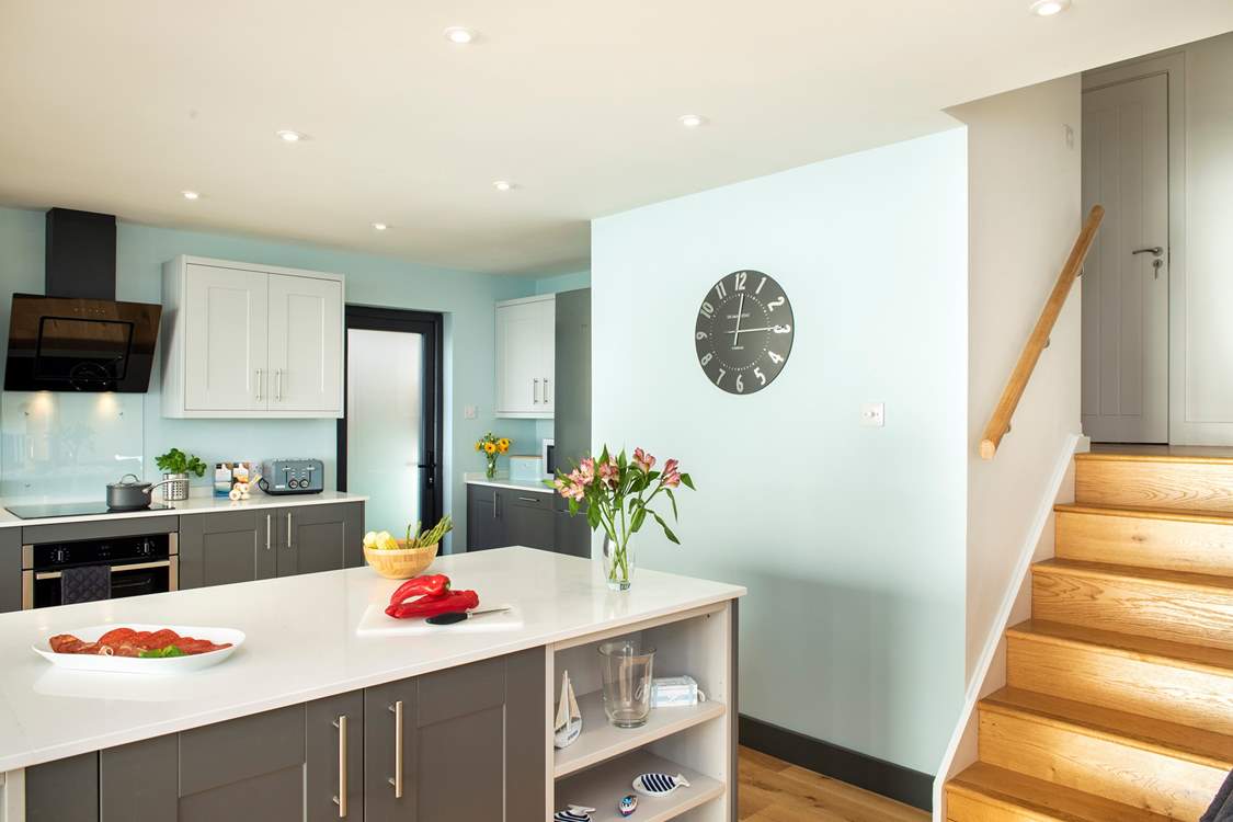 Only a few steps lead up from the kitchen-area to the bedrooms.