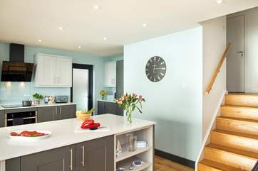 Only a few steps lead up from the kitchen-area to the bedrooms.