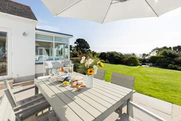 Enjoy al fresco meals with a sea view.