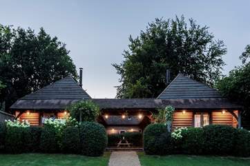 Castlemans Stables East and West is a fabulous stable conversion in the heart of the Sussex countryside.
