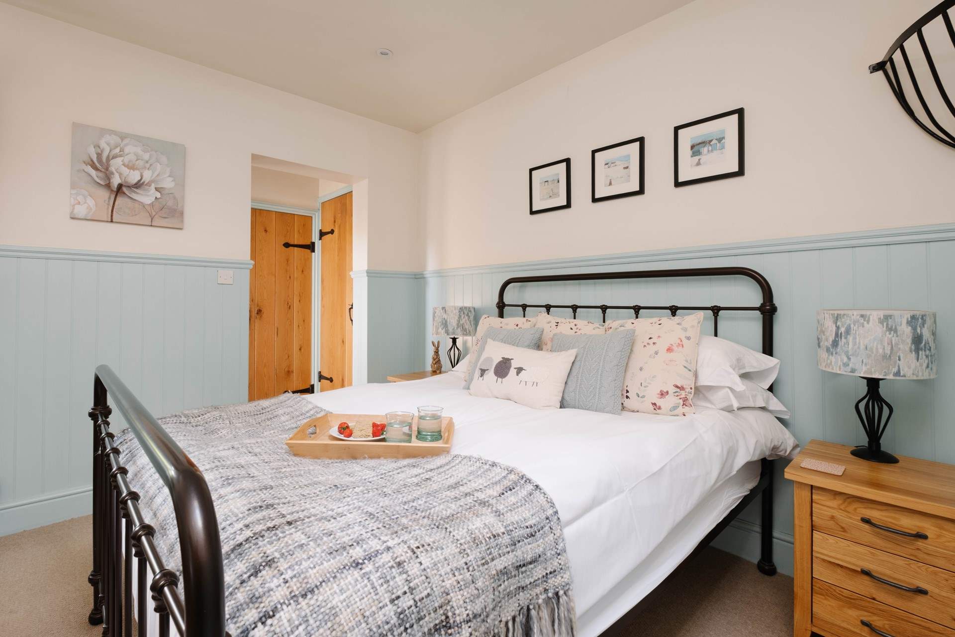 The double bedroom has an en suite shower-room.