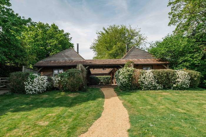 Castlemans Stables East is a 2 bedroom, dog-friendly self-catering cottage near Battle.