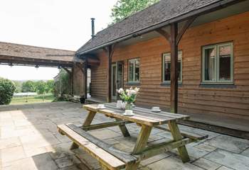 Castlemans Stables West is a fabulous conversion in the heart of the Sussex countryside.