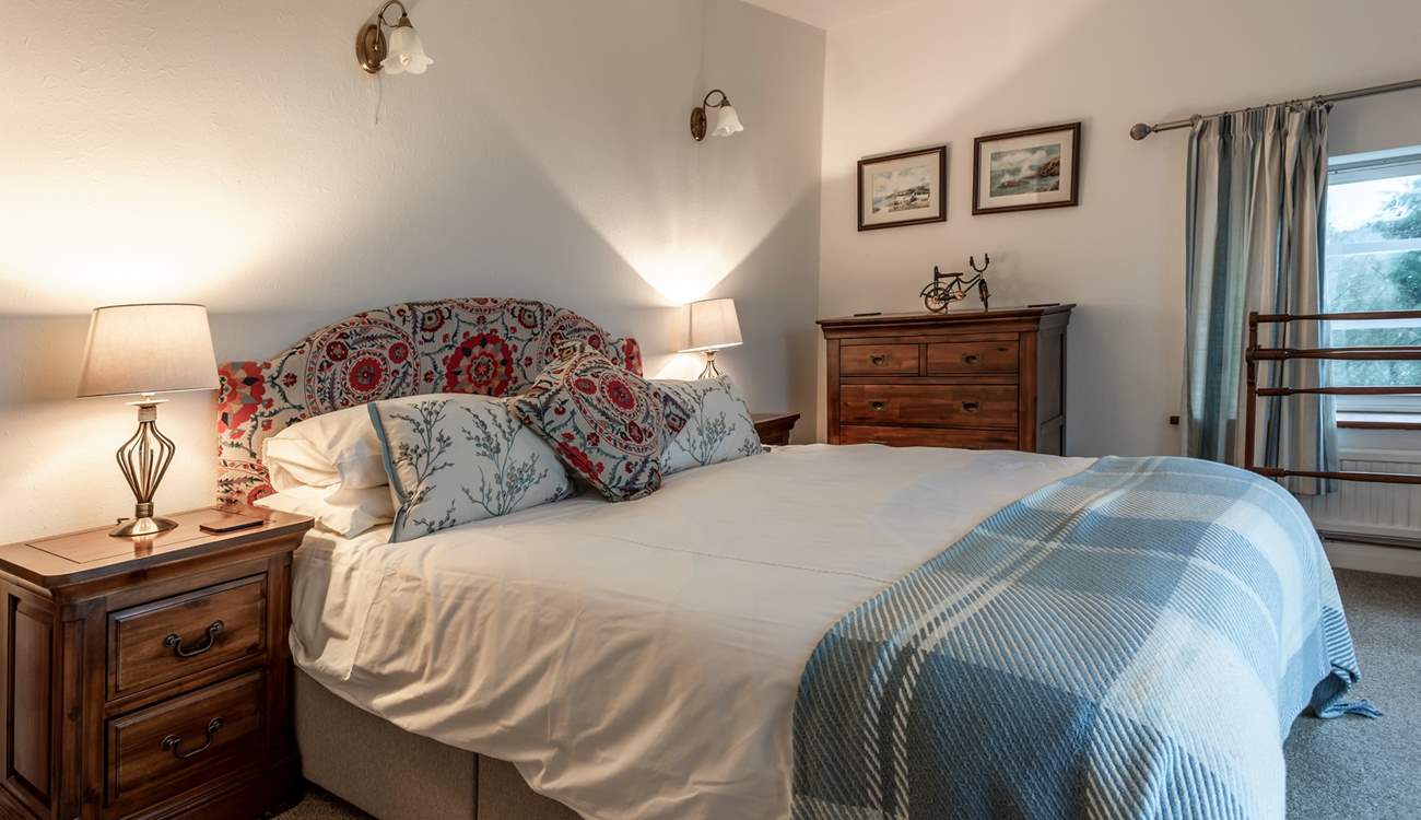 Bedroom 5 with double bed.