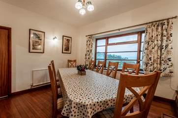 The spot for leisurely holiday meals together, with a sea view.