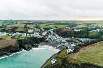 Seaside House overlooks Little Haven beach (the middle far right in the photograph). Just a three minute stroll to the beach.