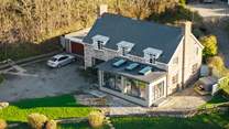 With captivating sea views and spacious grounds, just a few minutes walk to the seafront, choose idyllic Seaside house for your luxurious Pembrokeshire get-away. 