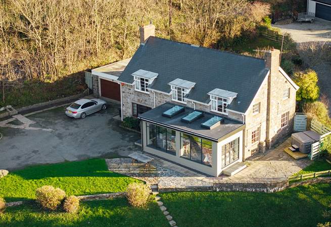 With captivating sea views and spacious grounds, just a few minutes walk to the seafront, choose idyllic Seaside house for your luxurious Pembrokeshire get-away. 