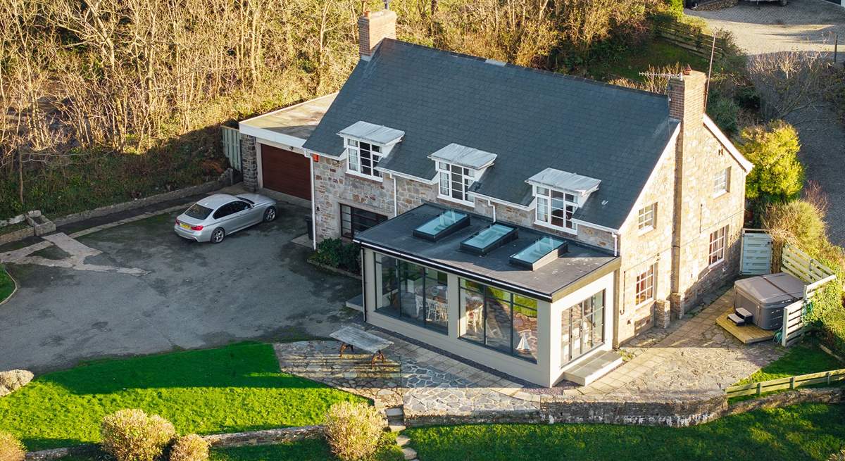 With captivating sea views and spacious grounds, just a few minutes walk to the seafront, choose idyllic Seaside house for your luxurious Pembrokeshire get-away. 