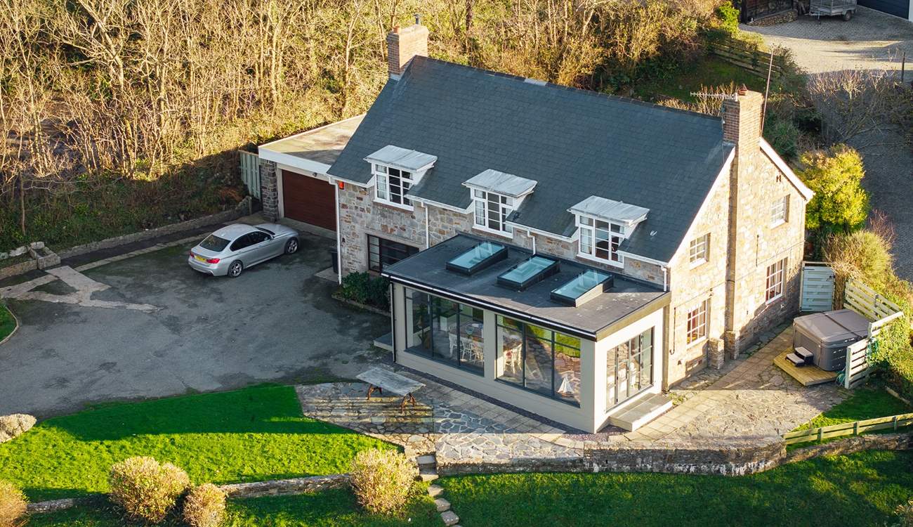 With captivating sea views and spacious grounds, just a few minutes walk to the seafront, choose idyllic Seaside house for your luxurious Pembrokeshire get-away. 