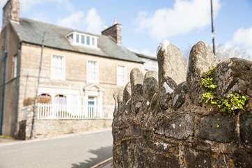 Menai House is in walking distance of shops, cafes and pubs.