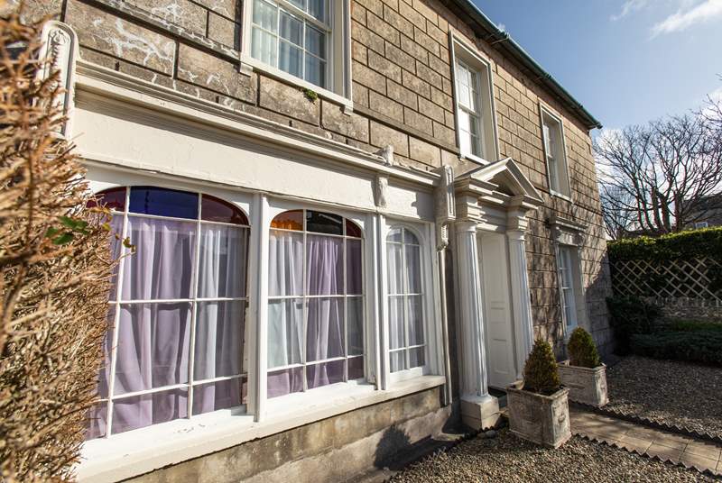 This perfect holiday home is close to the rugged Pembrokeshire coast path.