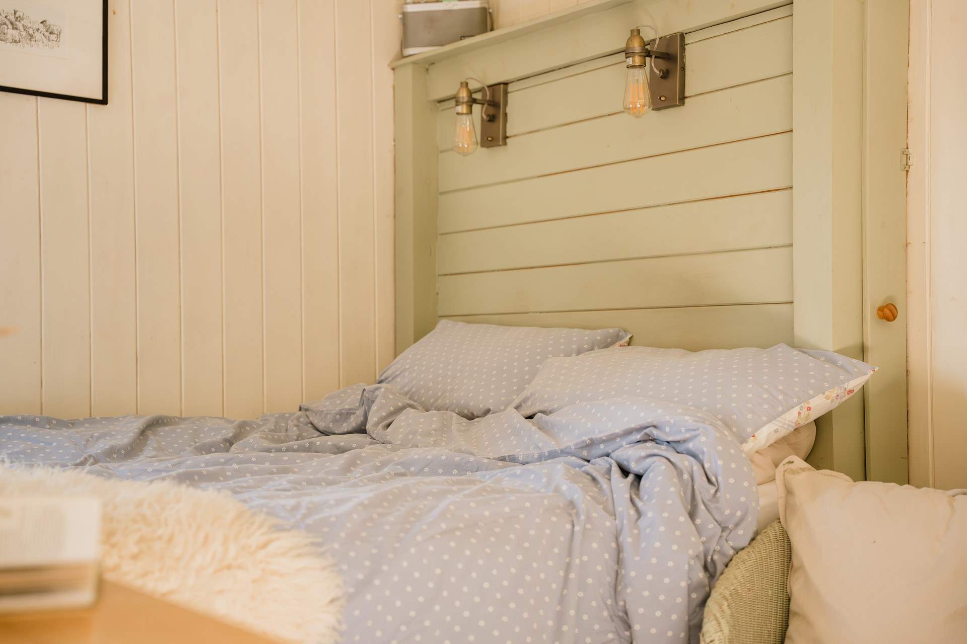 The double bed promises a restful night's sleep. 