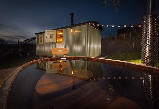 Set beside your hideaway, a wood-fired hot tub offers a wonderfully indulgent spot for long soaks beneath starry skies.