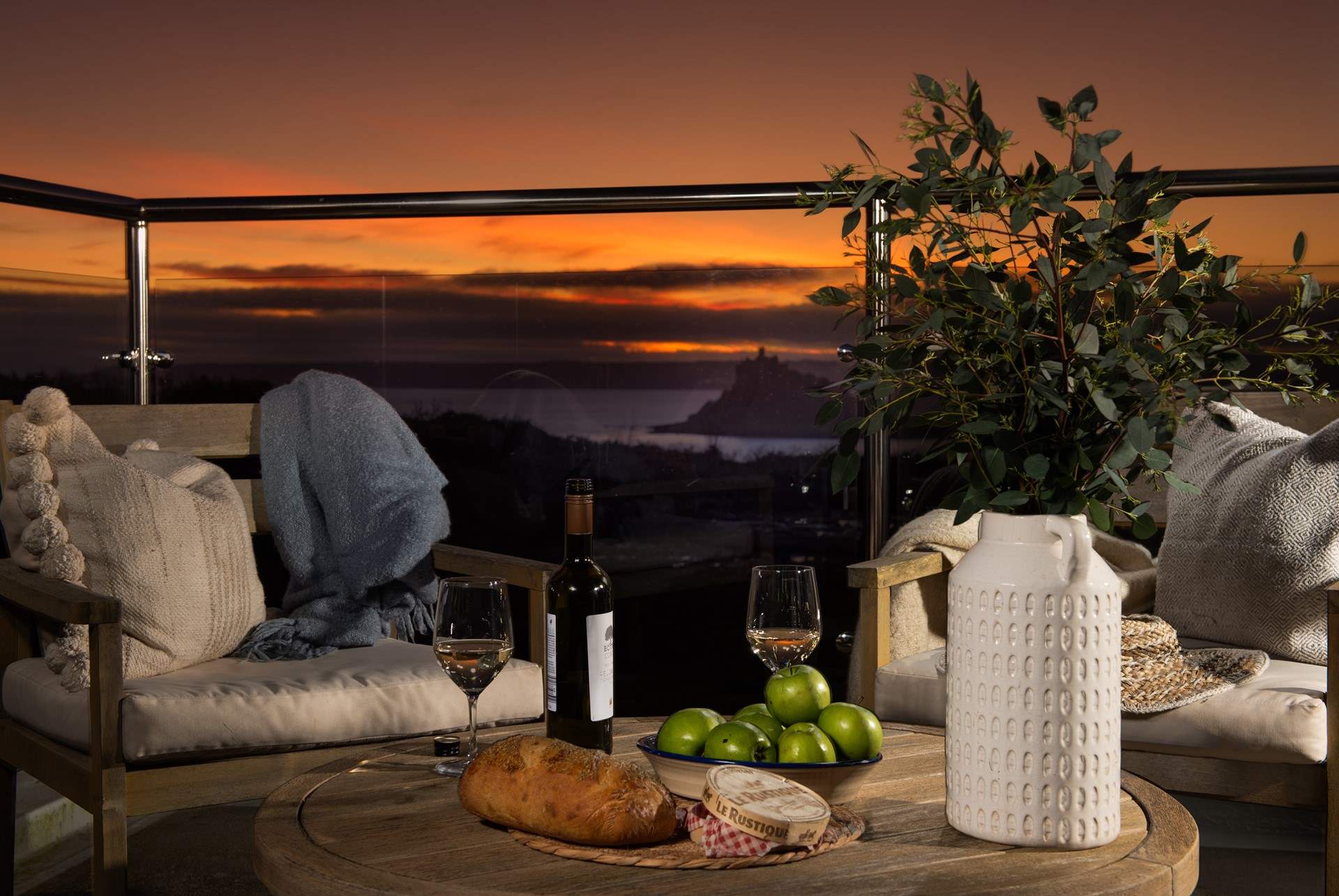 The balcony is the perfect spot for a pre supper glass of fizz. 