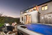 Dreamcatcher has everything for the perfect holiday, the view, such style and a glorious hot tub.