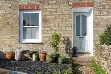 Welcome to Rock Samphire, a gorgeous cottage in St Agnes. One step leads up from the pavement to the garden path, and then a further two steps lead into the cottage.