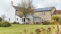 Wreath Farmhouse is the perfect home-from-home for you to enjoy a getaway in the delightful Somerset countryside.