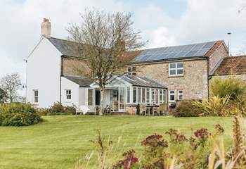 Wreath Farmhouse is the perfect home from home for you to enjoy a getaway in the delightful Somerset countryside.