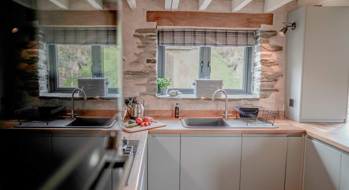 This kitchen has been designed to offer all that you need and more, from an integrated dishwasher to a five-ring hob, no detail has been overlooked.  