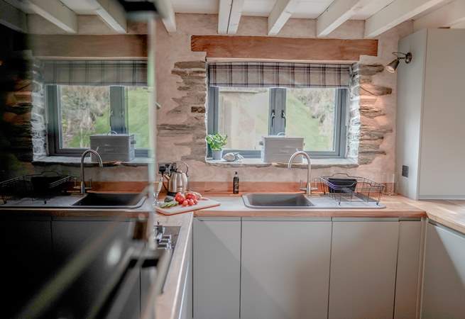 This kitchen has been designed to offer all that you need and more, from an integrated dishwasher to a five-ring hob, no detail has been overlooked.  