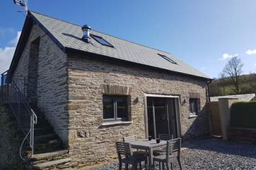 Buttervilla Retreat floods with light and sunshine with far reaching views.