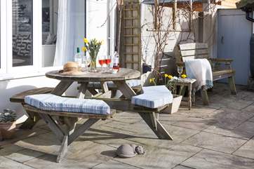 What a perfect little spot to all gather together and chat over your day.