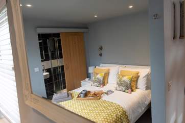 The cosy double room has a lovely en suite shower-room.