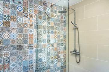 The shower-room with that gorgeous tiled wall.