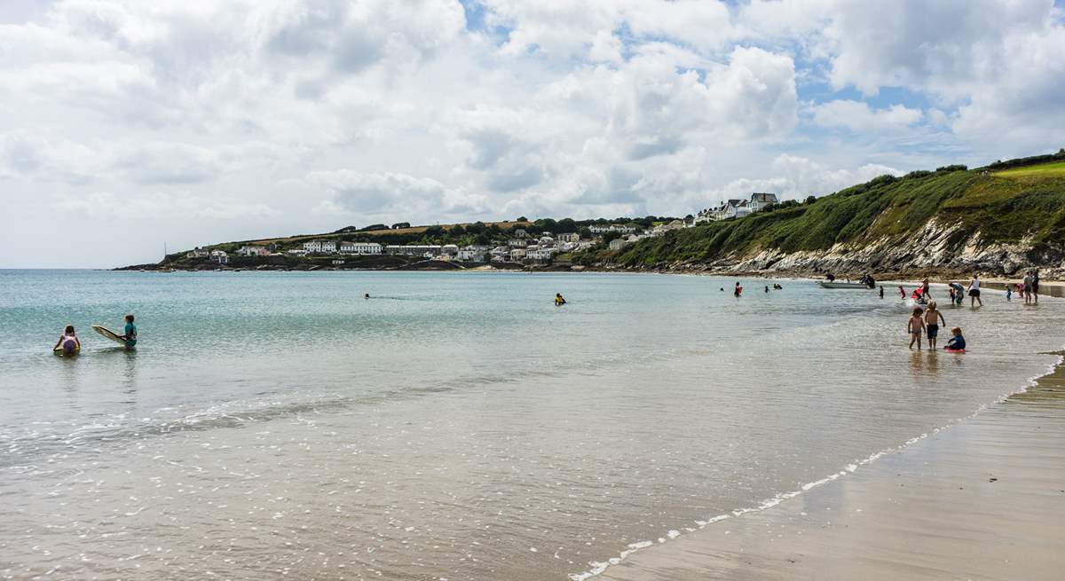 Find the Hidden Hut for delicious food at the back of this beach. 