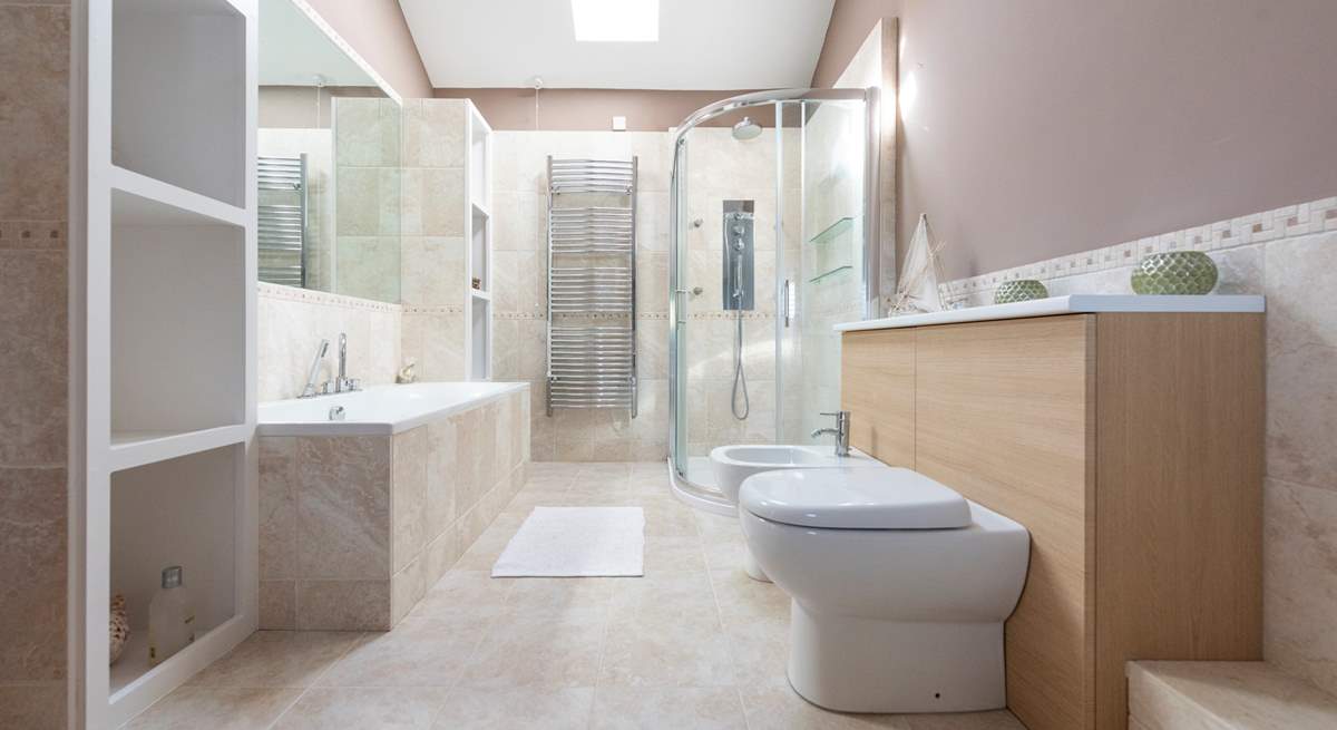 The luxurious bathroom for the master bedroom (Bedroom 3). 