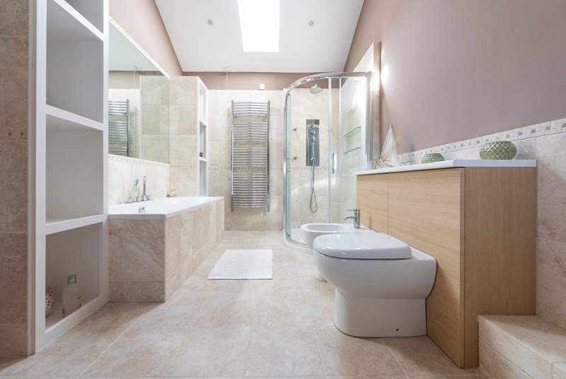 The luxurious bathroom for the master bedroom (Bedroom 3). 