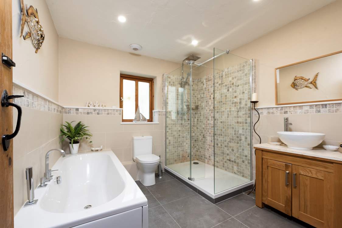 The en suite bathroom for Bedroom 1.