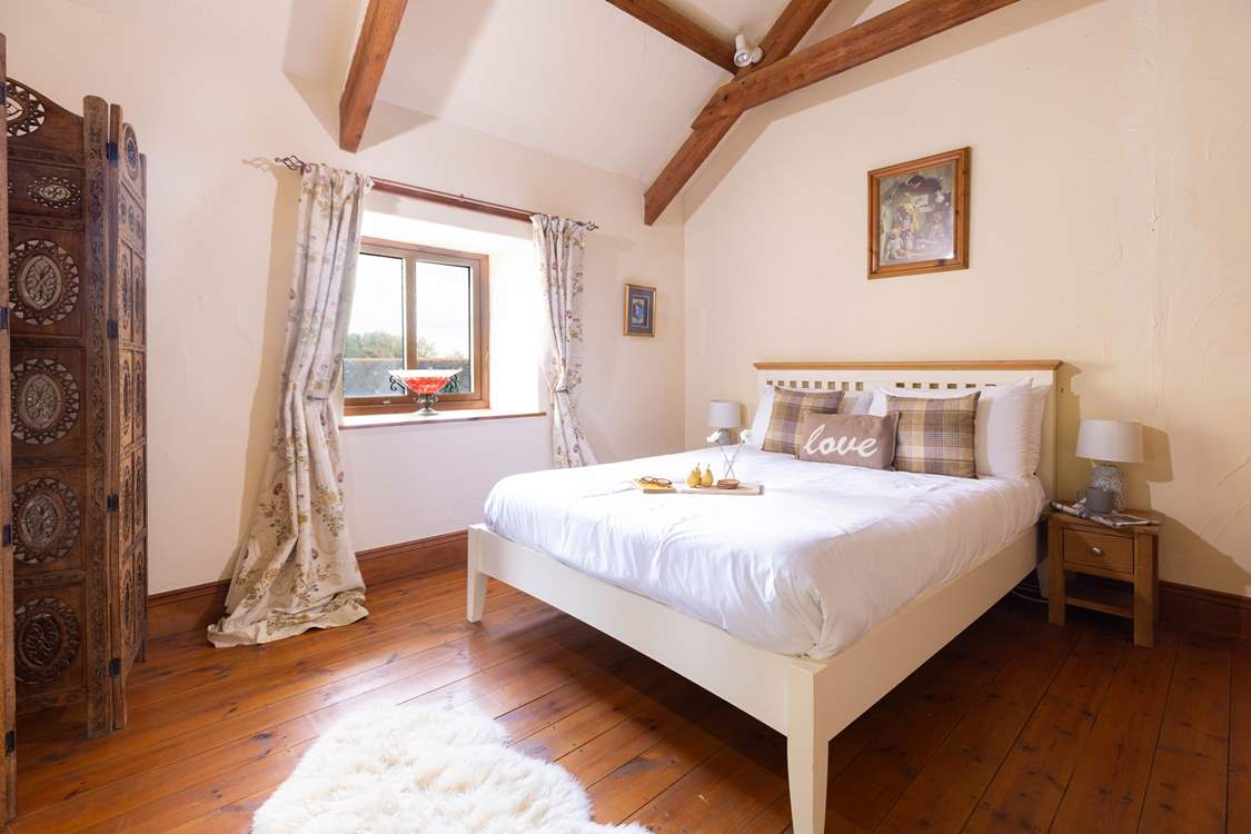 This bedroom has a king size bed and views out over the cobbled courtyard.