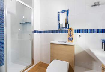 The ensuite to the blue bedroom.