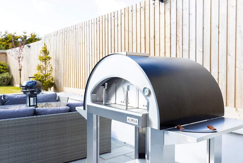 Cook a delicious Italian feast in this gorgeous outdoor Alpha Pizza Oven.