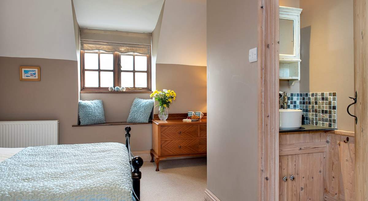 This bedroom overlooks both the garden and the front of the cottage and has an en suite WC. 