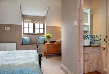 This bedroom overlooks both the garden and the front of the cottage and has an en suite WC. 