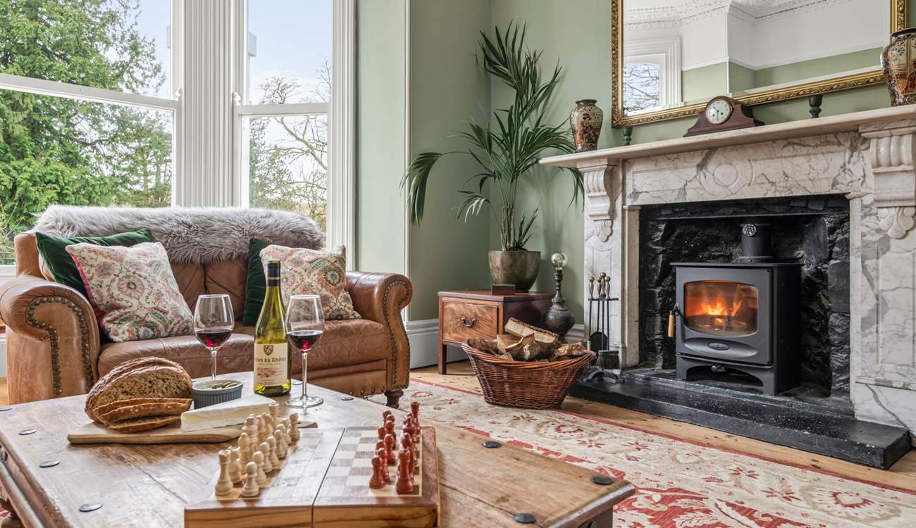 The beautifully furnished sitting-room.