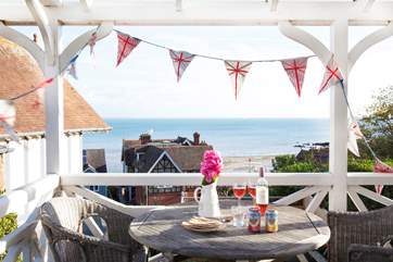 Walk out onto the balcony from the ground floor to breathtaking views across Seagrove Bay.