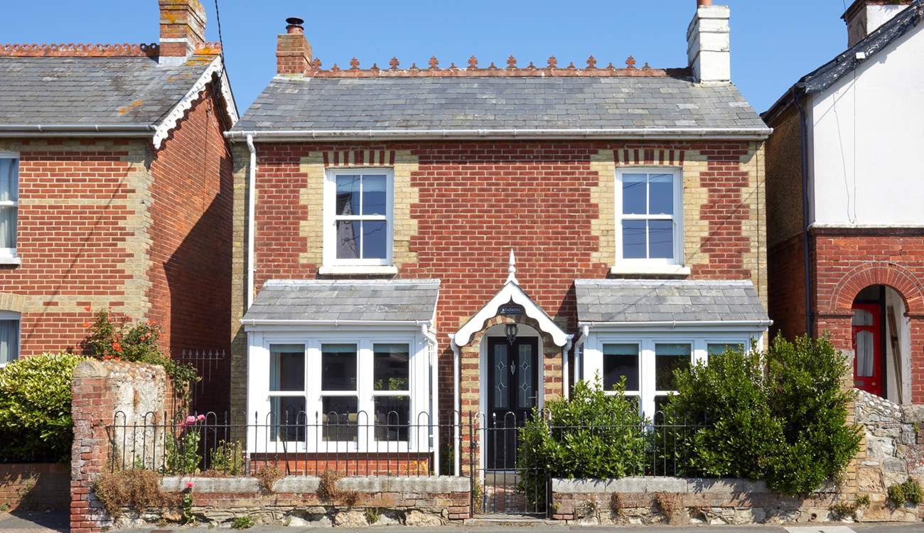 Modwena is a few minutes walk into the Yarmouth town with many boutiques shops, cafes and restaurants to choose from.