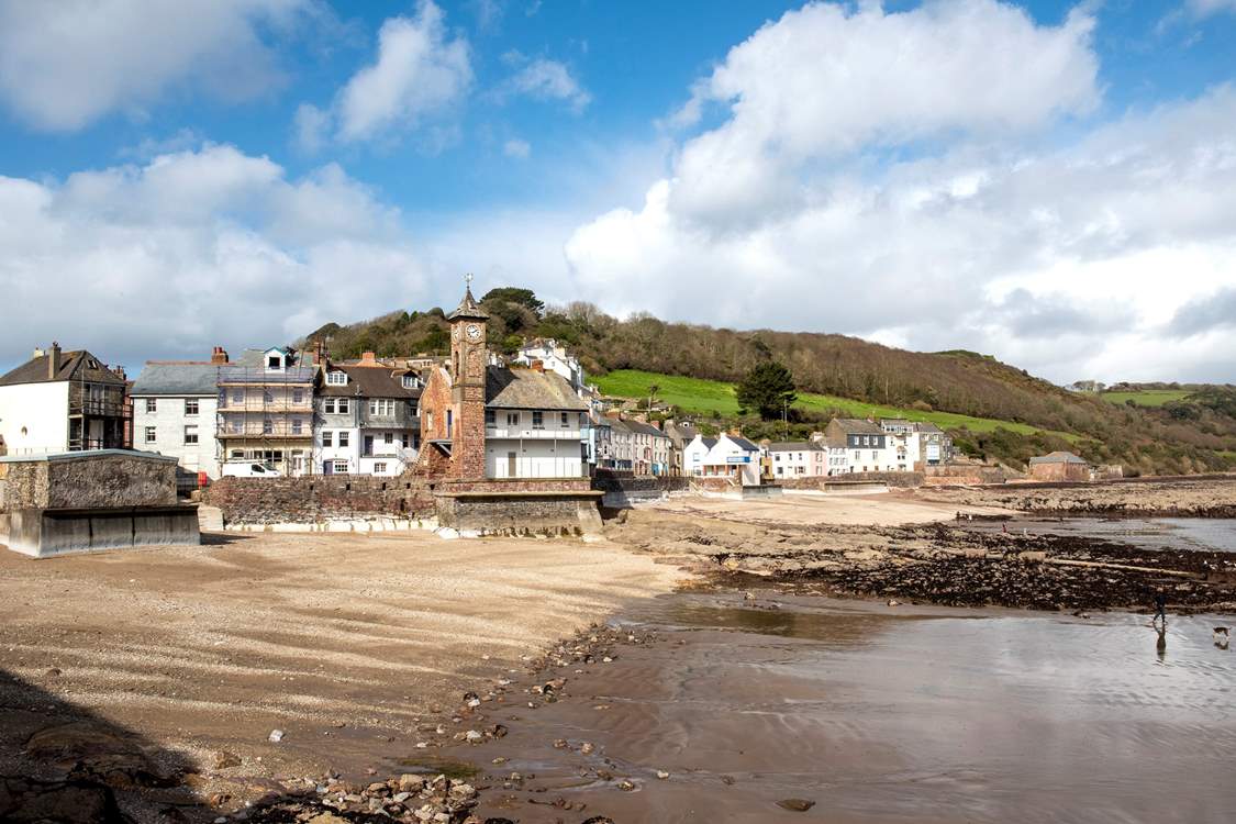 At low tide there is a large expanse of beach - your four-legged friends will simply love it.