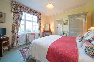 ... interconnects to the bunk bedroom, but can also be accessed separately from each side.