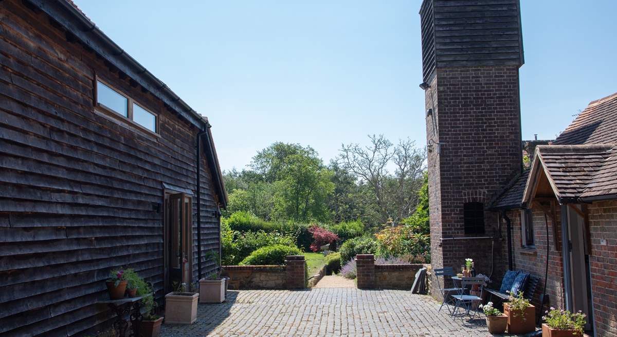 The Tea Hut is opposite Medleys Barn and they can be booked together.