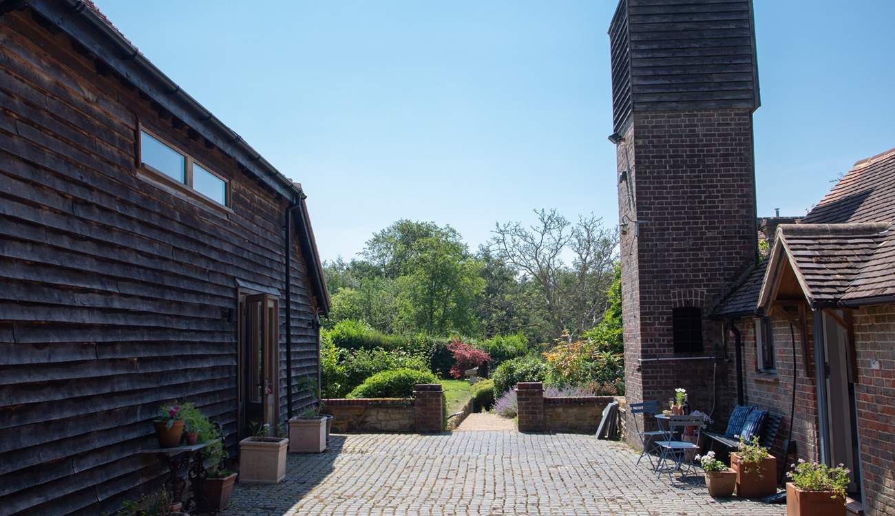 For additional accommodation book Medleys Barn opposite.