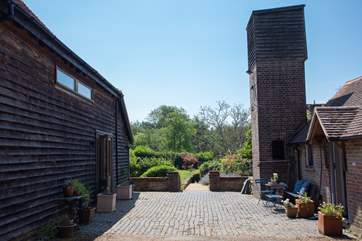 For additional accommodation book Medleys Barn opposite.