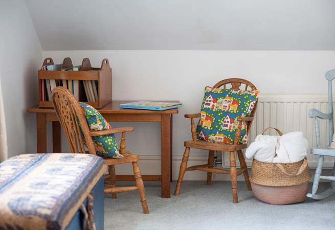 This little book nook is in the twin room.
